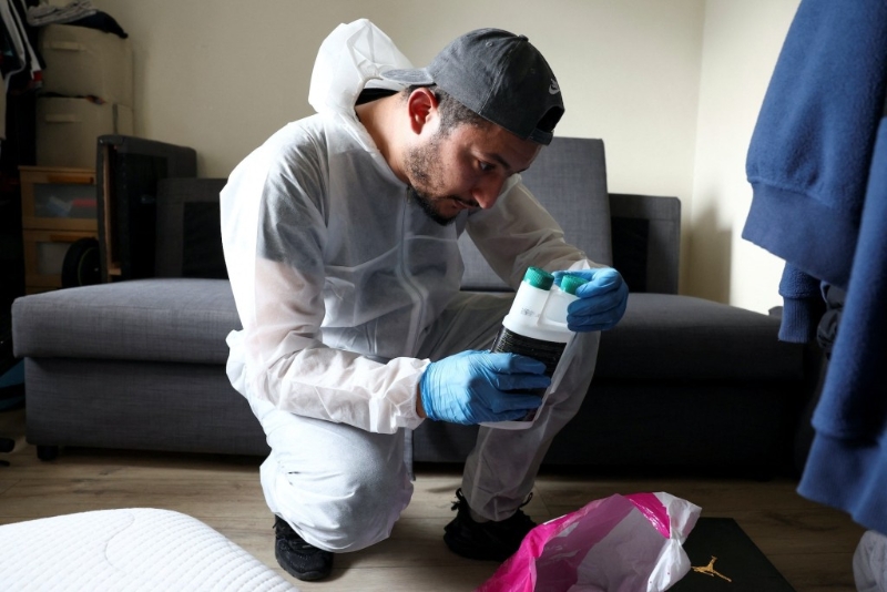 2023年9月29日，法國巴黎市郊的 L'Hay-les-Roses，有滅蟲公司人員在一戶民房殺滅床蝨。 （路透社）