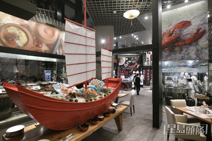 巨型紅色刺身船置于餐廳中央，最搶眼。