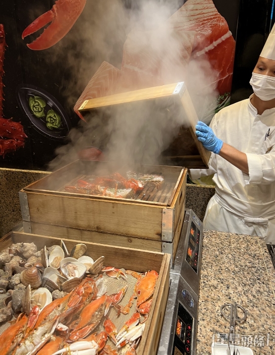 木箱蒸海鮮，記者最推介大蜆和田螺，超鮮甜。