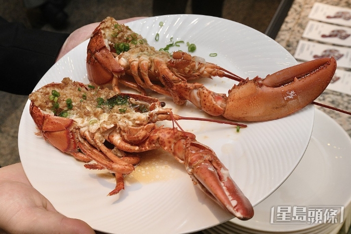龍蝦兩吃，既可以蒜蓉蒸，亦可以芝士焗。