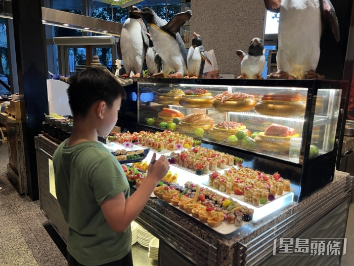 壽司刺身吧臺選擇豐富。