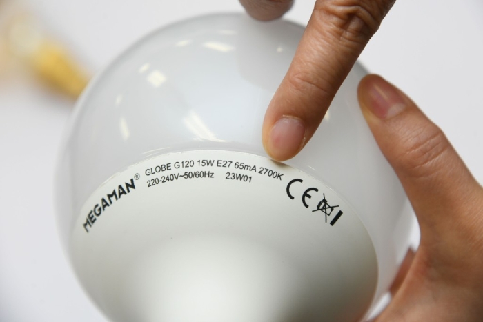 燈泡有色溫標(biāo)示，此色溫為2,700K。