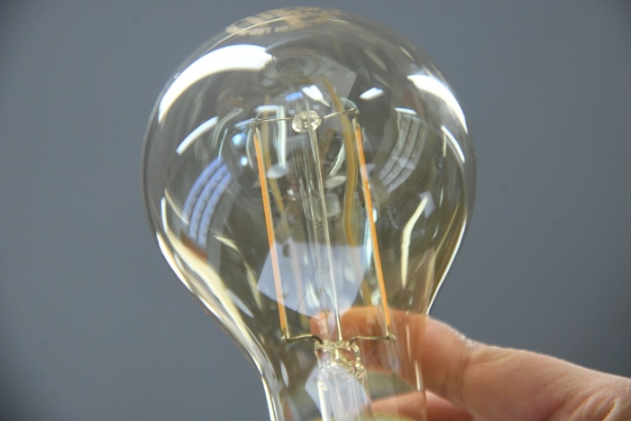 LED燈是指利用發(fā)光二極體（LED）作為光源的燈，一般使用半導(dǎo)體LED制成。