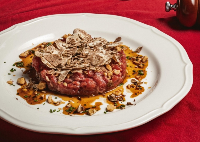 Pirata限定4道菜的白松露晚餐——松露和牛他他，將和牛的濃郁香味與阿爾巴頂級白松露的口感融為一體，佐蘑菇汁及烤榛子更清香。