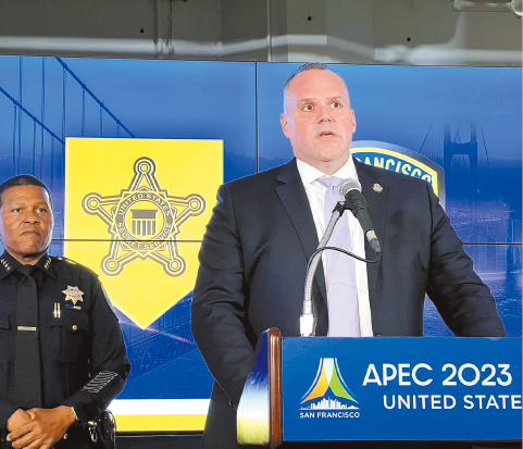 特勤局特工布朗（前）和三藩市警察局長施革（后），分別介紹安全措施。 記者彭詩喬攝