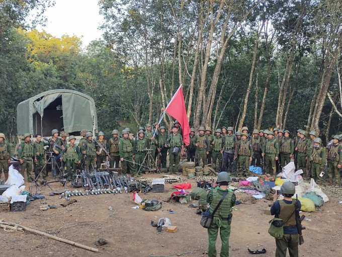 緬甸民族民主同盟軍上周六展示一批武器，聲稱從緬甸政府軍前哨基地繳獲。