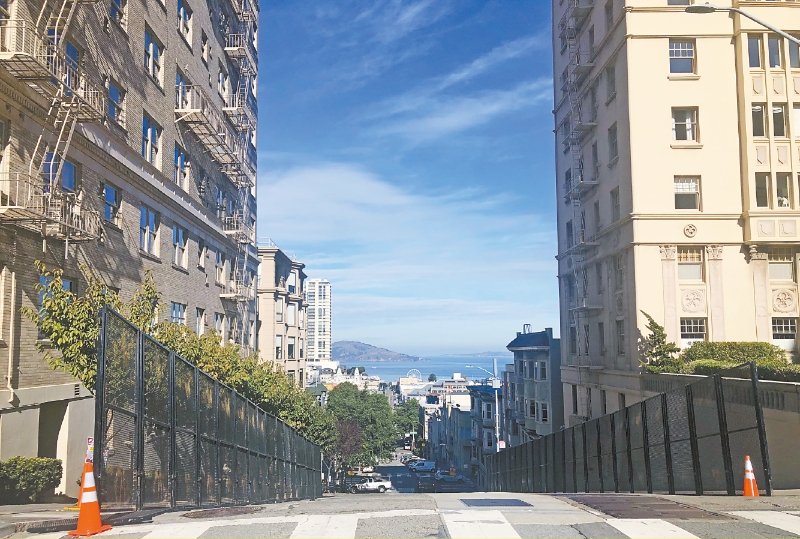 另一紅色禁區(qū)諾布山（Nob Hill）也在做最后的安全措施和裝扮。 記者徐明月攝