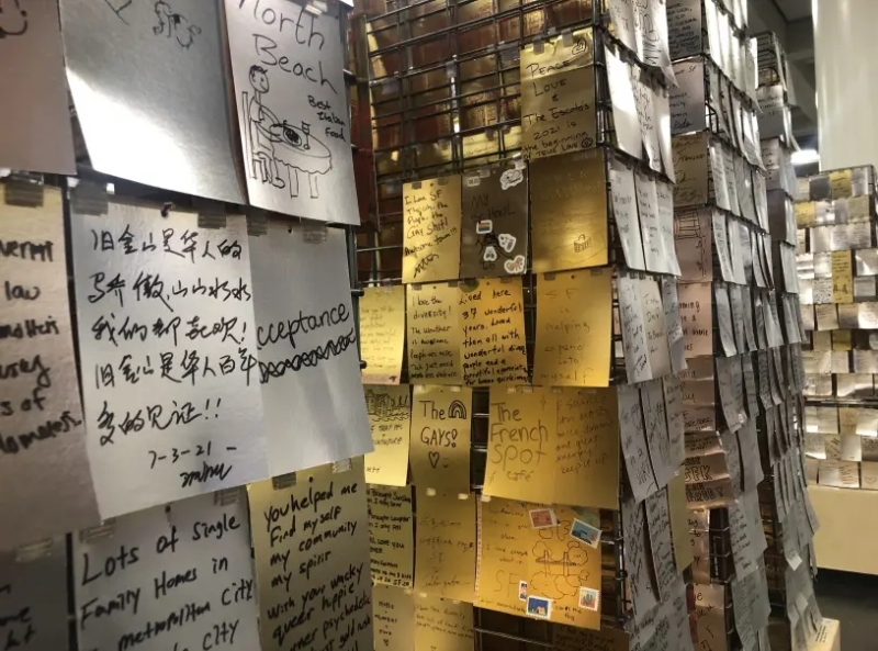 媒體中心的藝術裝置貼滿舊金山（三藩市）居民的留言，包括華人居民。