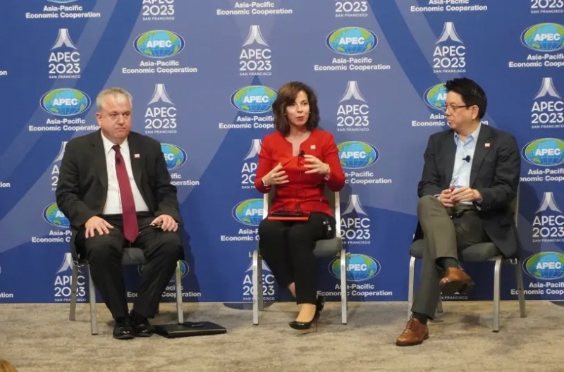 美國國務院和澳大利亞及泰國的APEC大會大使招待青少年記者。