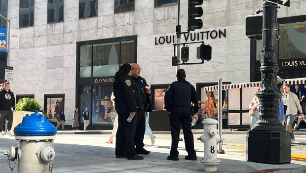 會展中心附近保安加強(qiáng)。