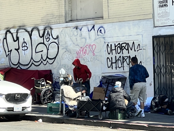 莫斯孔尼會展中心附近不少無家者聚集。