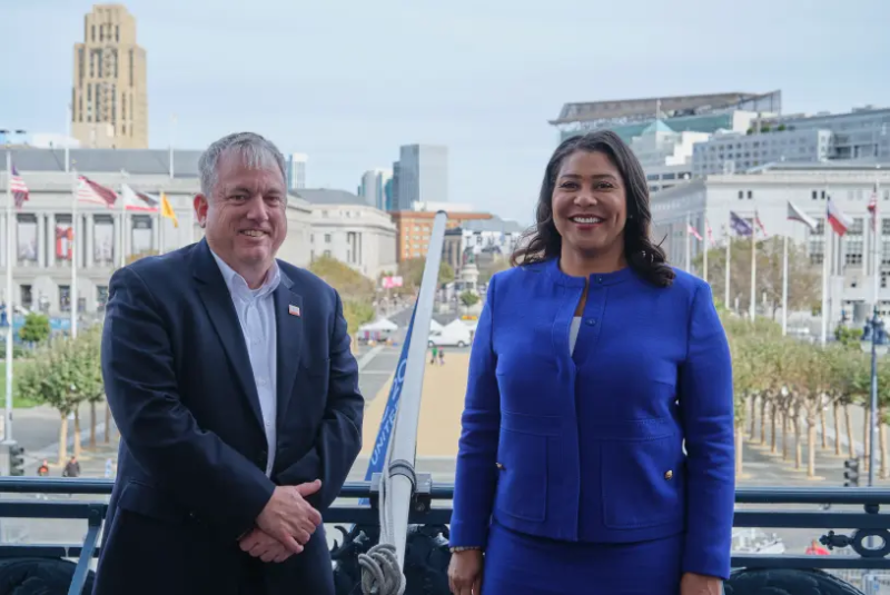 舊金山政府日前升旗APEC 2023旗幟，慶祝APEC會(huì)議開幕。APEC大使穆雷（左）和布里德升旗后合影留念。