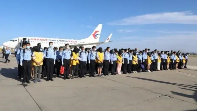 內(nèi)蒙古早前押解40名緬北電騙疑犯歸案。 央視截圖