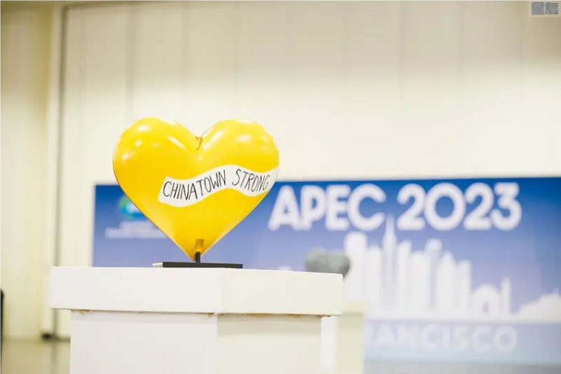 會(huì)場(chǎng)設(shè)立的「華埠強(qiáng)大」愛(ài)心雕塑。 記者彭詩(shī)喬攝