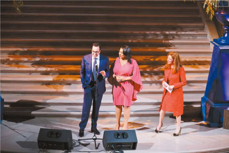 （左起）舊金山APEC大會首席贊助商貴騰大賭場印第安人聯(lián)合會部落主席Greg Sarris、市長布里德、禮賓官穆杜羅格魯。記者彭詩喬攝