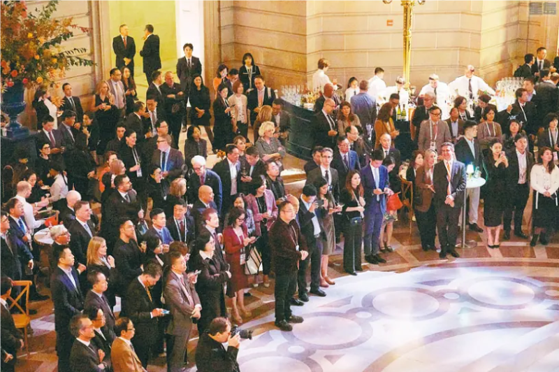 百余名商界領(lǐng)袖和各級官員出席招待會。記者彭詩喬攝