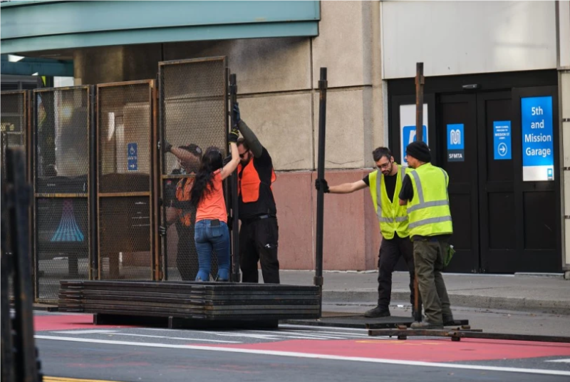 工人繼續(xù)搭建護(hù)欄。