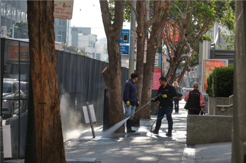 工人正在清潔路面。