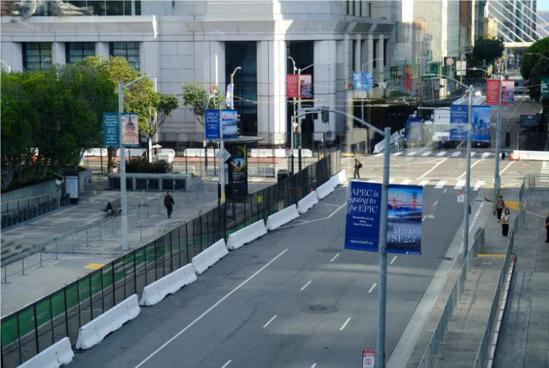 會(huì)場附近的鐵柵欄和水泥路障設(shè)置完畢，嚴(yán)陣以待。