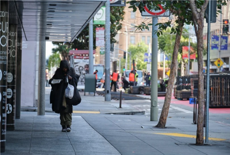 會(huì)場周邊的無家者大減。