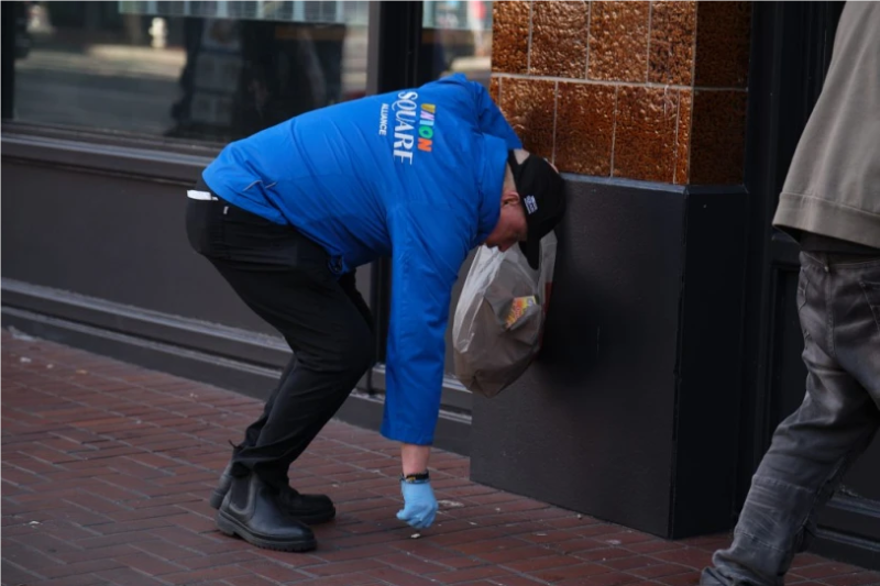 聯(lián)合廣場聯(lián)盟（Union Square Alliance）工作人員在清掃街頭垃圾。