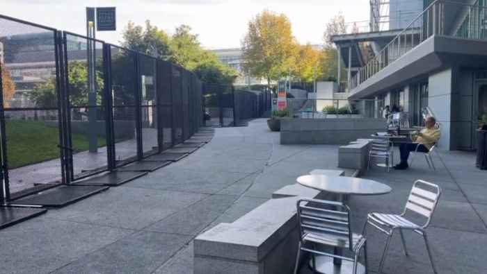 在禁區(qū)附近的戶外就餐區(qū)，食客看到的“風(fēng)景”只有圍欄。