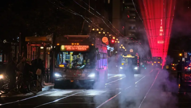 激光燈帶照亮市場街上空。記者彭詩喬攝