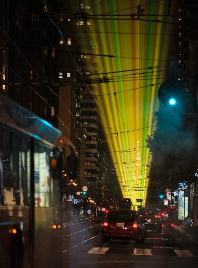 激光燈帶照亮市場街上空。 記者彭詩喬攝