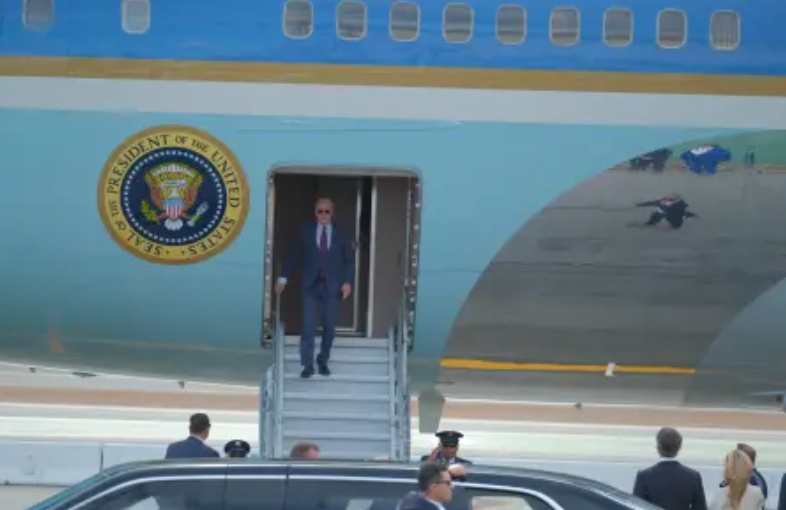 拜登抵達(dá)舊金山國(guó)際機(jī)場(chǎng)，紐森、布里德在場(chǎng)迎接