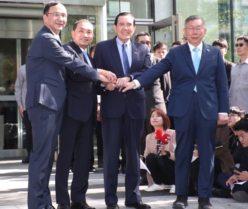 朱立倫（左起）、侯友宜、馬英九及柯文哲15日進行雙邊對談