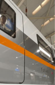 車身外觀采用了白色，配搭灰色、橙色線條，相當搶眼。