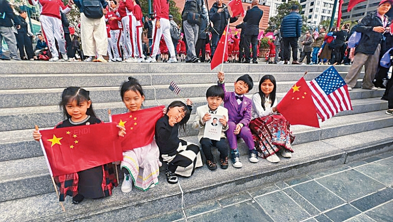 大批華僑在中國(guó)代表團(tuán)下榻的酒店外，歡迎國(guó)家主席習(xí)近平。蘇婕雅攝