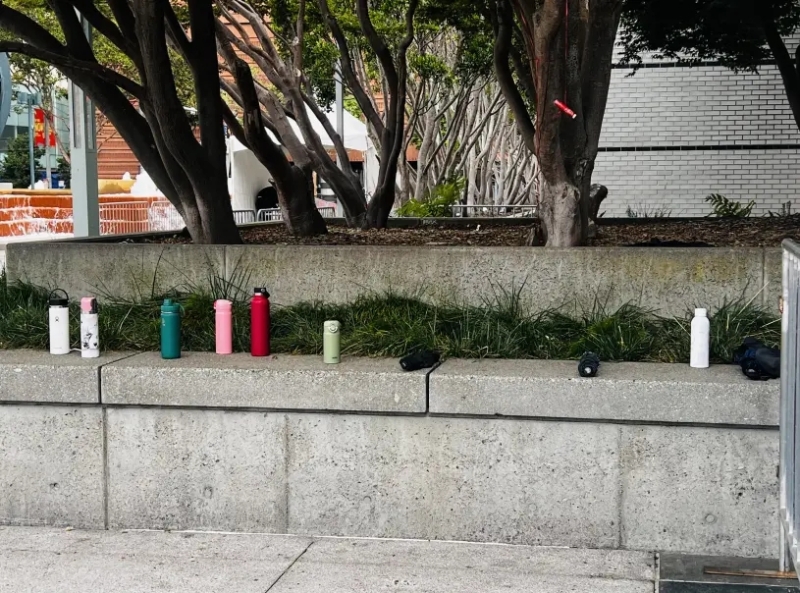 很多記者的保溫杯被留在會場外，也有的直接被安檢人員丟棄。