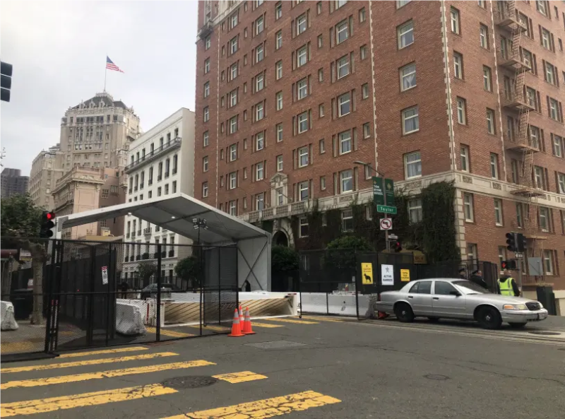 Fairmont酒店前的California街也被封禁。