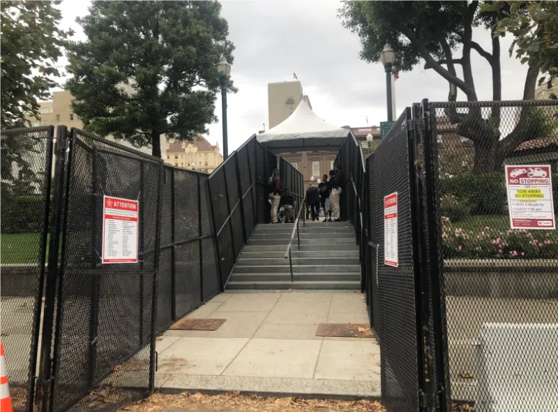 Fairmont酒店前的公園成為安保人員的臨時(shí)中心。