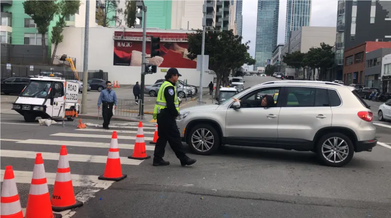 Sf111523b1-5 莫斯孔尼會(huì)展中心的道路被阻擋。