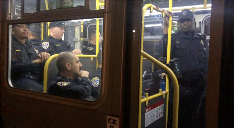 完成美中元首安保的部分警員昨晚乘坐公交車(chē)離開(kāi)會(huì)場(chǎng)。