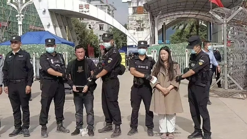 網傳明小平（左）及明珍珍（右）被捕現(xiàn)場。