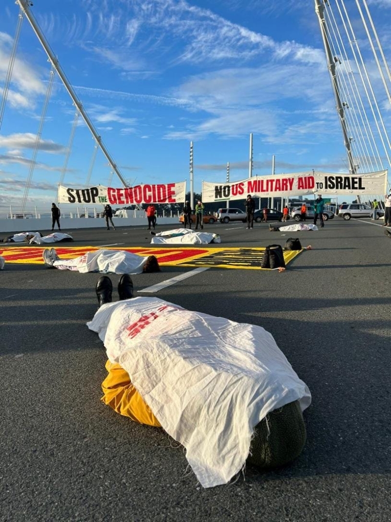 有人裝扮成尸體，用白色床單和標(biāo)語牌覆蓋身體，上面寫著“11,000 人死亡” 。 主辦單位提供相片