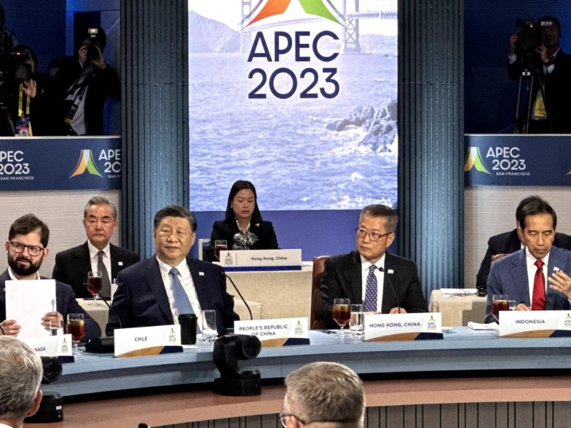 習(xí)近平與陳茂波并鄰而坐。