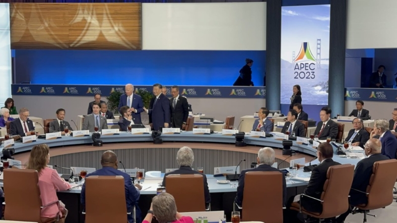 拜登致完開場發(fā)言后，突然站起身走向習(xí)近平的座位，習(xí)近平即站起來與拜登打招呼，同時陳茂波亦有上前交流。