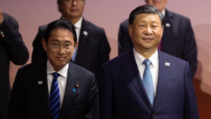 習(xí)近平和岸田文雄在峰會前合影時站在一起。