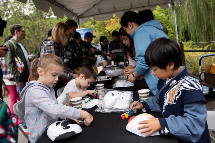 “美香”一家回國(guó)，曾有一少美國(guó)民眾到動(dòng)物員送行。