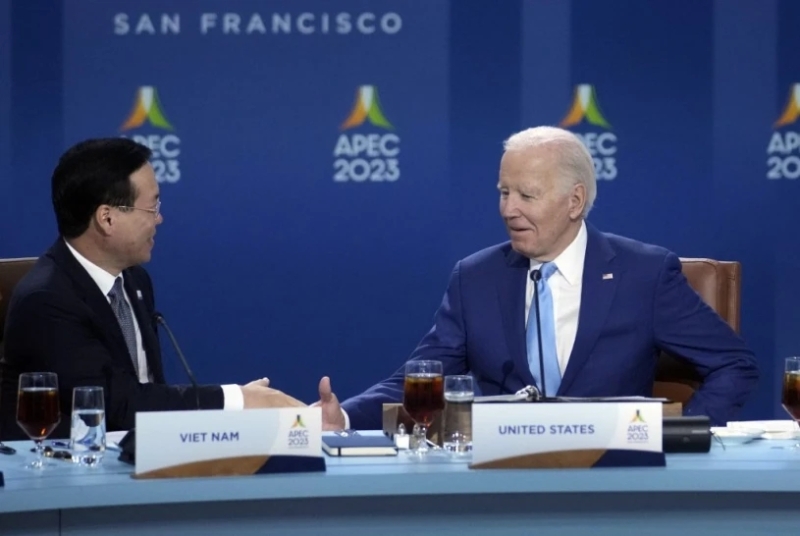 拜登在APEC領(lǐng)導(dǎo)人工作午餐上和越南國家主席武文賞（左）握手。