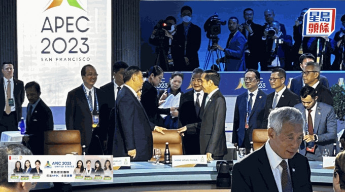 習(xí)近平在外長王毅、中國駐美大使謝鋒陪同下進(jìn)場，再次先與印尼總統(tǒng)佐科·維多多握手、對話交流，期間陳茂波在旁等候。