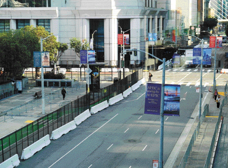 APEC會(huì)議期間，會(huì)場(chǎng)周遭街道干凈了不少，秩序良好。