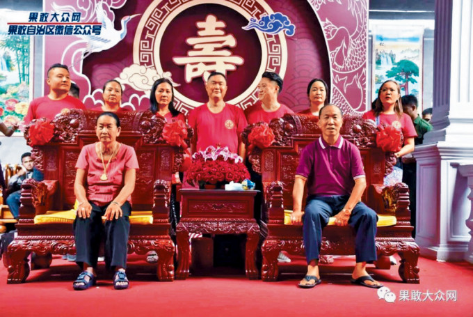 今年7月，明學昌（右一前）及其夫人慶祝69歲生日。