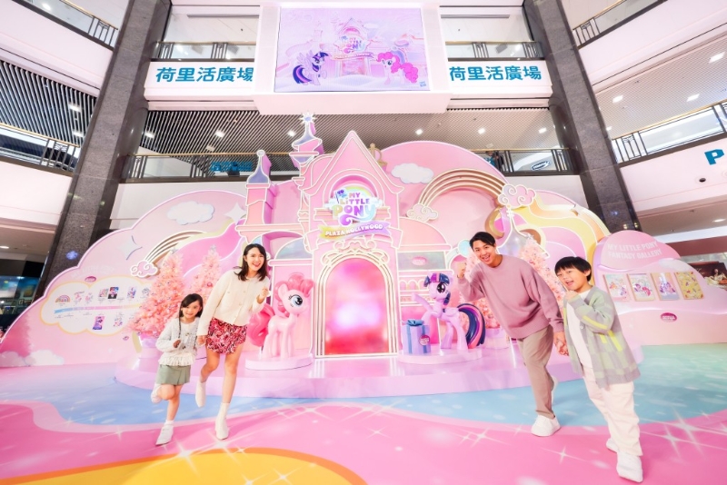 走過七色彩虹拱廊，眼前便呈現(xiàn)6米高的“閃爍夢(mèng)幻圣誕城堡” ，Generation 4的Twilight Sparkle和Pinkie Pie恭迎大家來到閃閃生輝的圣誕派對(duì)盛會(huì)！圖片來源：荷里活廣場(chǎng)