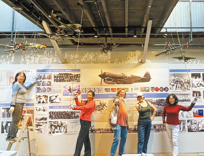 義工們籌備佈置“沉浸室展廳”。海外抗日戰(zhàn)爭紀(jì)念館提供