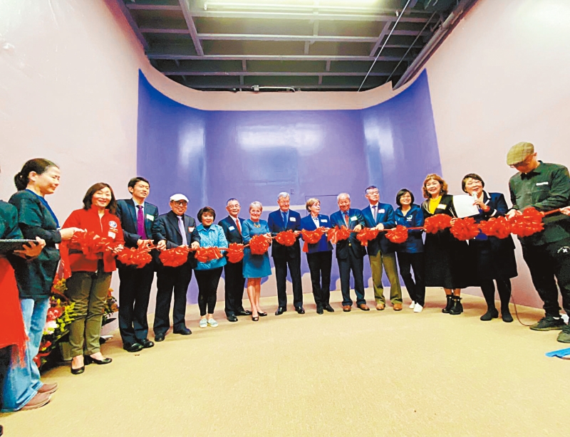 二十位嘉賓為“沉浸室展廳”剪彩。海外抗日戰(zhàn)爭紀(jì)念館提供